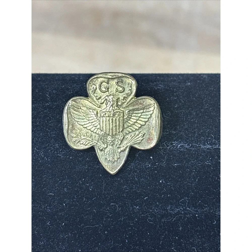 Vintage Girl Scout Membership Pin Gold Tone Trefoil Eagle G.S. Type 5 WWII Era